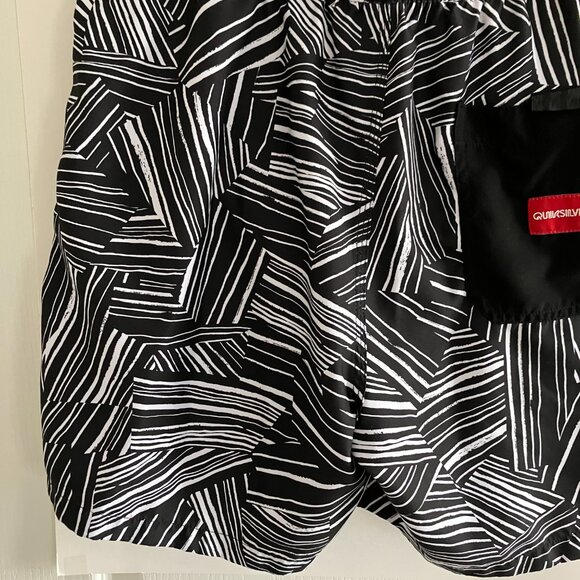Quicksilver Mens Beach Volley Shorts Size Large 3 Pockets Retro Geometric Style. - Picture 9 of 13